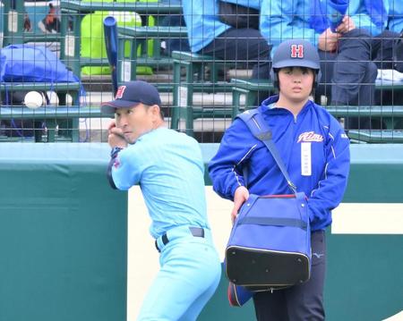 　試合前、ノッカー補助を務める氷見・西田美鈴さん（右）＝撮影・伊藤笙子