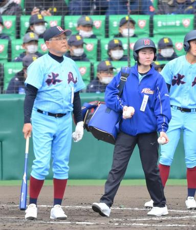 　ノッカー補助を務める氷見・中村羽沙さん（右）＝（撮影・伊藤笙子