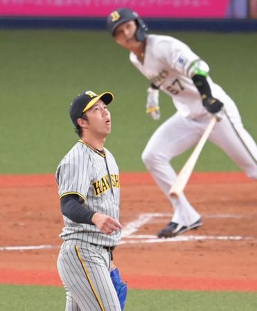 　４回、中川圭に同点ソロを浴びる青柳（撮影・立川洋一郎）