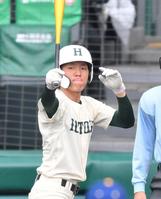 　２回、バースデーソングが流れる中、打席に立つ報徳学園・宮本青空（撮影・伊藤笙子）