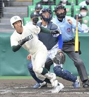 　８回、左越え２ランを放つ報徳学園・石野蓮授（撮影・伊藤笙子）