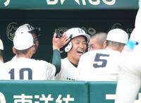 　８回、左越え２ランを放ち、ベンチでナインから祝福を受ける報徳学園・石野蓮授（中央）＝撮影・伊藤笙子