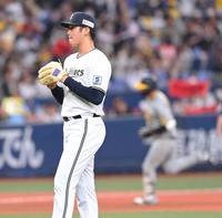 　４回、大山（右奥）に逆転２ランを浴びた山下（撮影・高部洋祐）