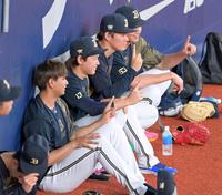 　チームに合流して練習に参加し記念撮影する（右から）山崎颯、山本、宮城、宇田川（撮影・立川洋一郎）