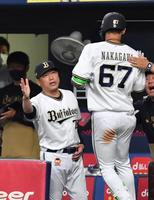 　４回、同点ソロを放った中川圭（６７）を迎える中嶋監督（撮影・中田匡峻）