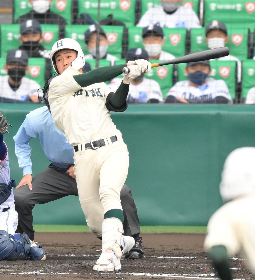 　４回、ライトへ適時打を放つ報徳学園・堀柊那（撮影・伊藤笙子）