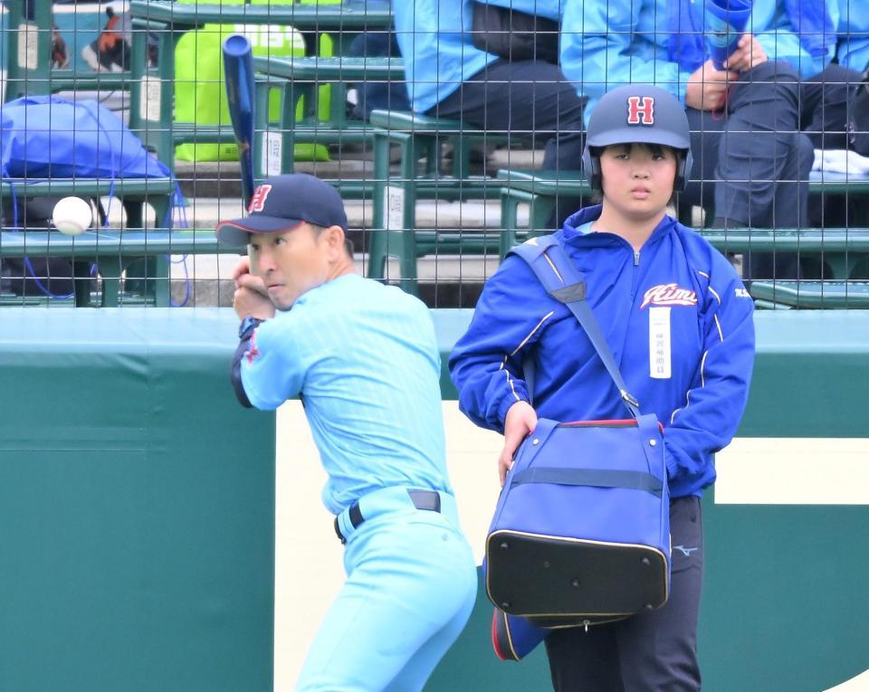 　試合前、ノッカー補助を務める氷見・西田美鈴さん（右）＝撮影・伊藤笙子