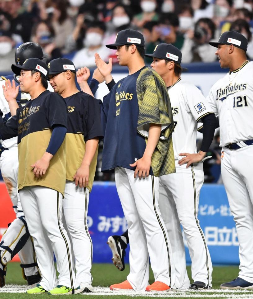 　阪神に勝利し、ナインを迎える山下（中央）＝撮影・中田匡峻