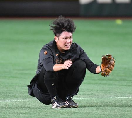 　守備練習の途中、前転をした坂本（撮影・佐々木彰尚）