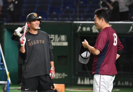 　練習中、談笑する坂本（左）と田中将（撮影・佐々木彰尚）