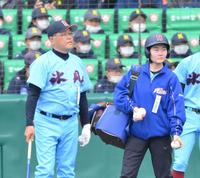 　ノッカー補助を務める氷見・中村羽沙さん（右）＝撮影・伊藤笙子