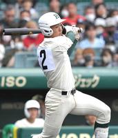 　４回、適時打を放つ報徳学園・堀（撮影・北村雅宏）