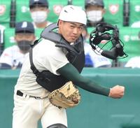 　４回、二塁にけん制球を投げる報徳学園・堀（撮影・伊藤笙子）