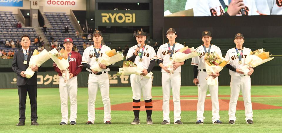 　ＷＢＣで世界一になり、あいさつをする（左から）吉村コーチ、松井裕、大城、岡本和、戸郷、大勢、村田コーチ（撮影・佐々木彰尚）