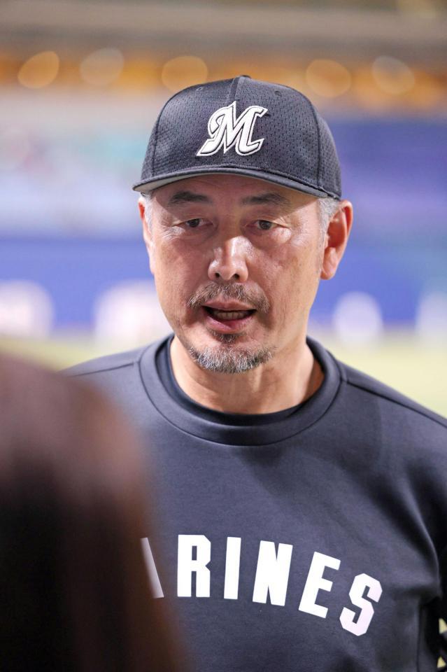 　記者の質問に答える吉井監督