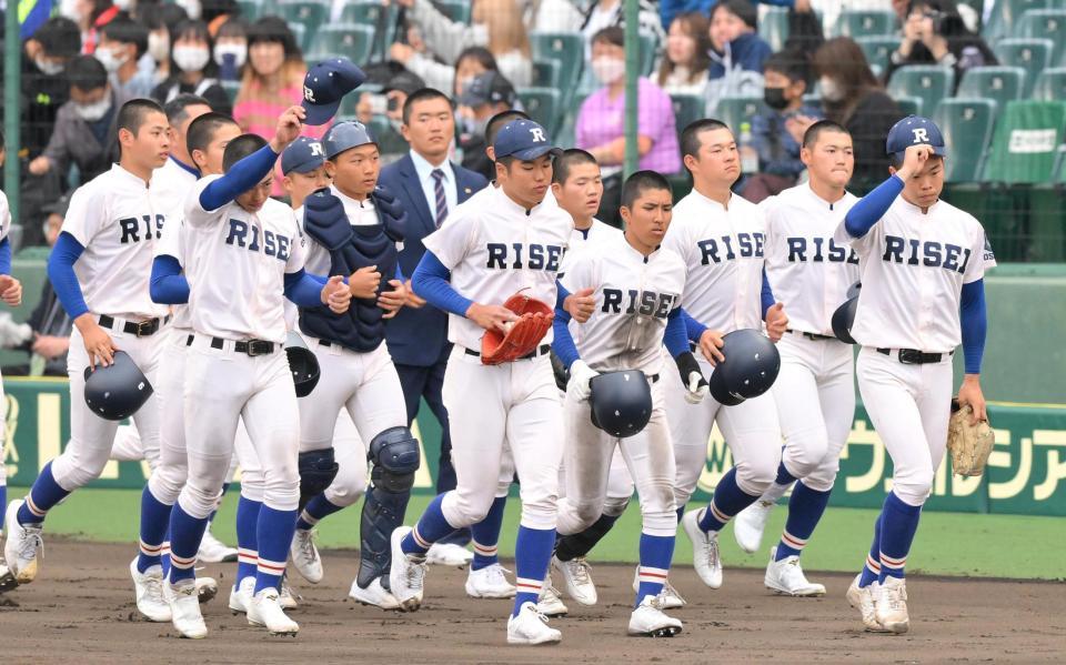 　逆転負けで初戦敗退となった履正社ナイン（撮影・伊藤笙子）