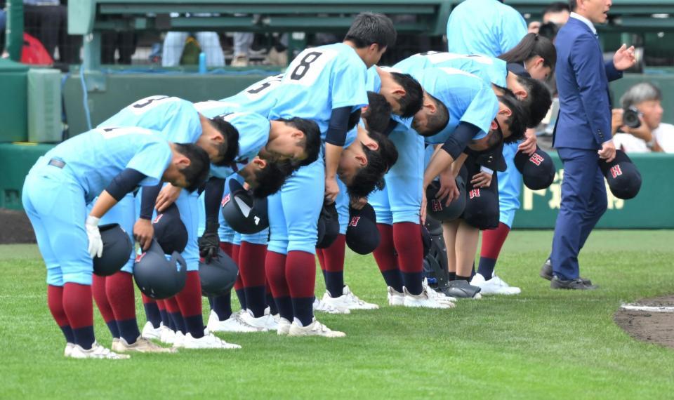 　初戦敗退し、バックネット裏に向かって一礼する氷見ナイン（撮影・伊藤笙子）