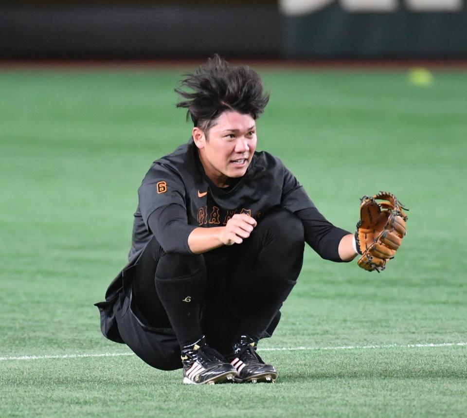 　守備練習の途中、前転をした坂本（撮影・佐々木彰尚）