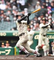 　９回、逆転２ランを放つ作新学院・武藤