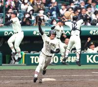 　９回、ガッツポーズで一塁を回る作新学院・武藤（撮影・山口登）