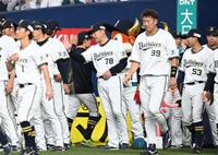 　ナインを迎える中嶋監督（７８）＝撮影・飯室逸平