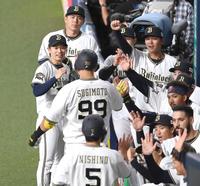 　１回、杉本（９９）の２ランに笑顔の山岡（左）らオリックスナイン（撮影・飯室逸平）