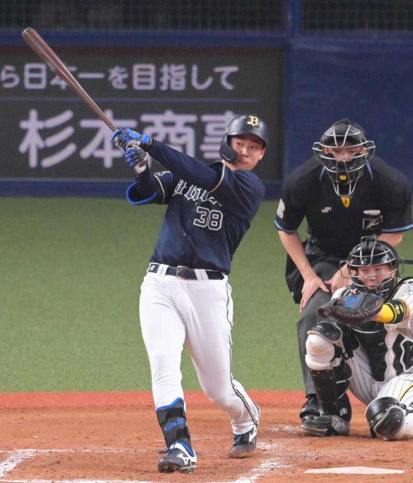 　５回表オリックス無死、右翼線へ二塁打を放つ来田