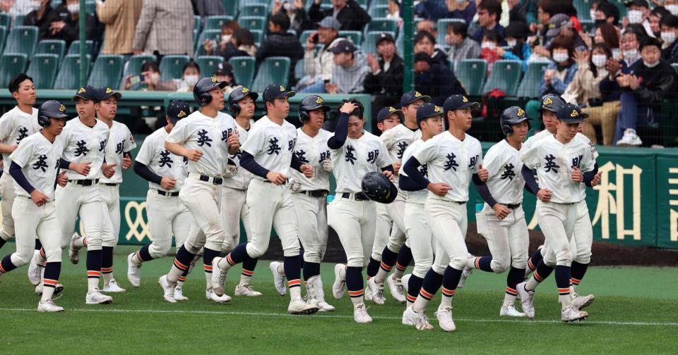 　作新学院に敗れ、足取り重く応援団にあいさつに向かう英明ナイン（撮影・山口登）