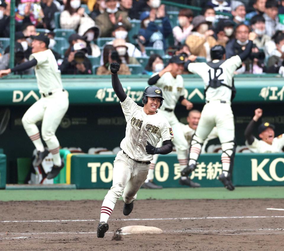 　９回、ガッツポーズで一塁を回る作新学院・武藤（撮影・山口登）