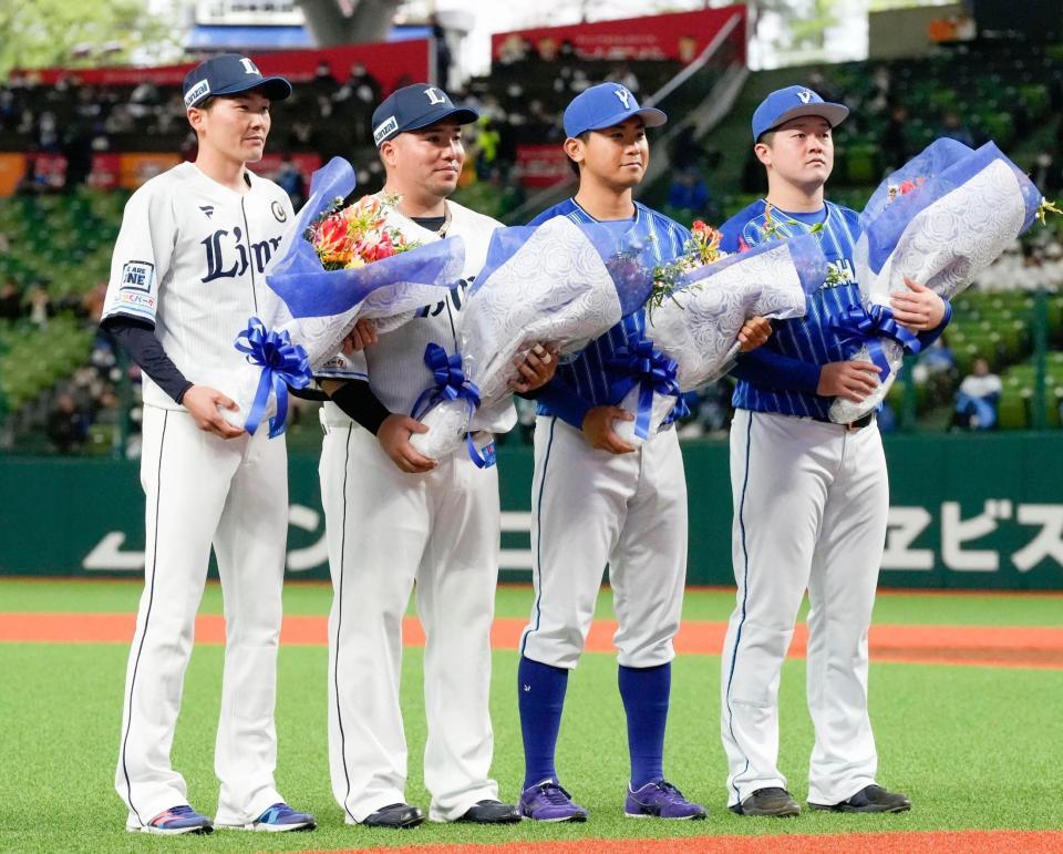 　ＷＢＣ優勝記念セレモニーで、花束が贈られた（左から）源田、山川、今永、牧