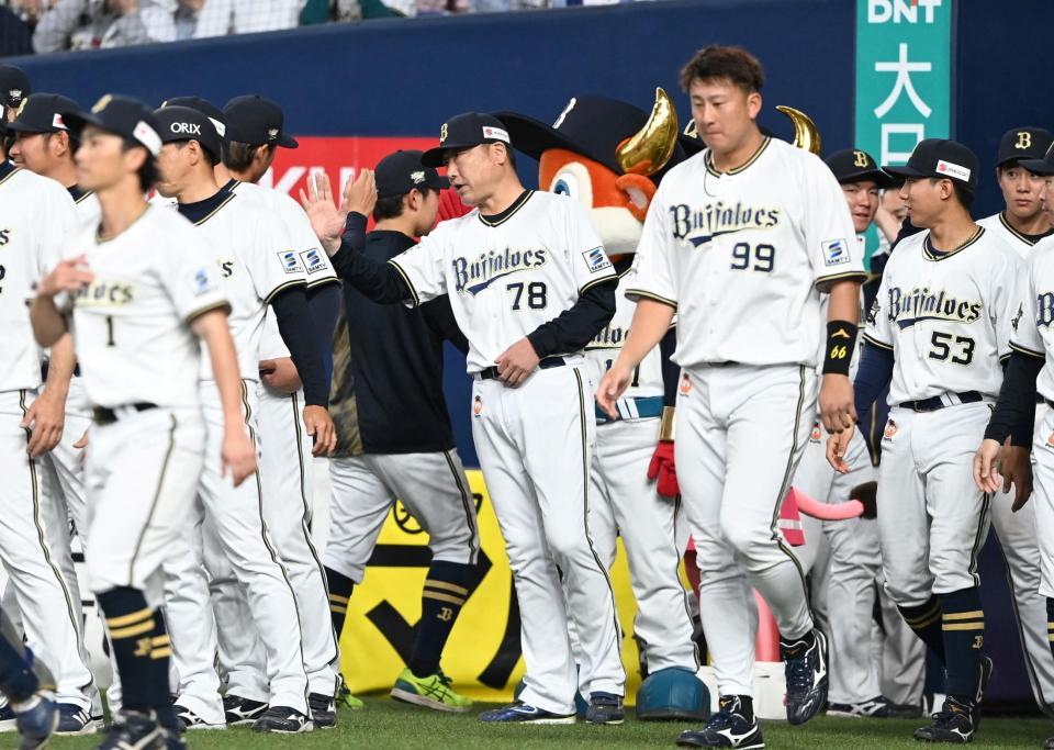 　ナインを迎える中嶋監督（７８）＝撮影・飯室逸平