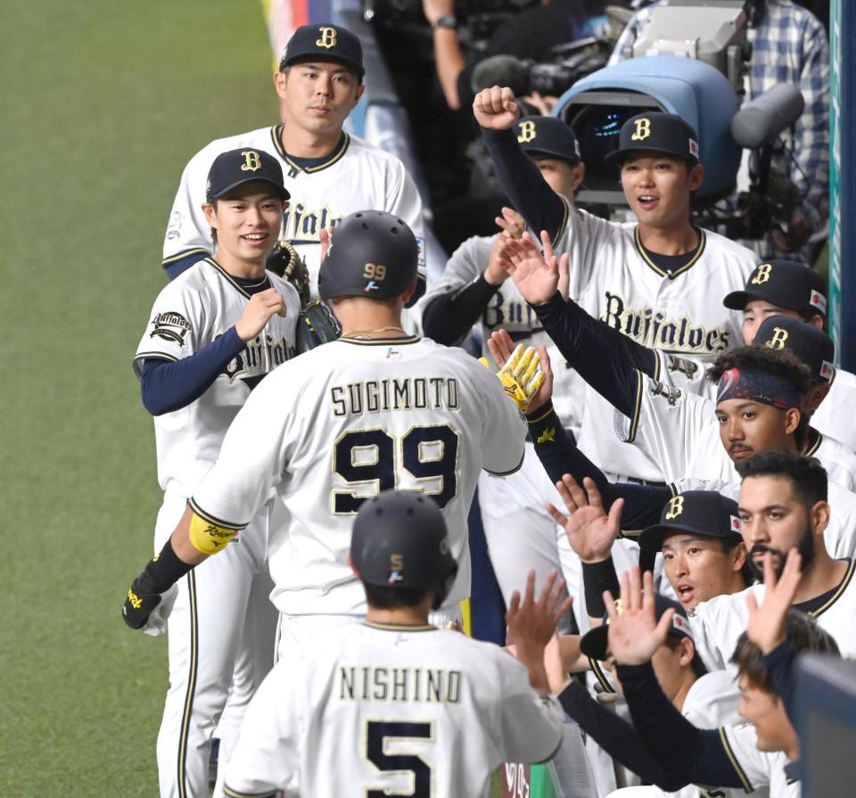 　１回、杉本（９９）の２ランに笑顔の山岡（左）らオリックスナイン（撮影・飯室逸平）