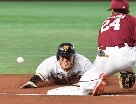 　２回、オコエの中前打で一走・梶谷は三塁へヘッドスライディング（撮影・佐々木彰尚）