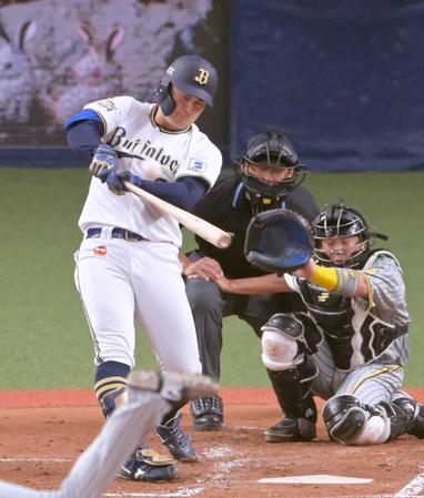 　３回、右翼スタンドへソロを放つ野口