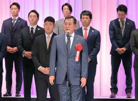 　東京都内で開かれた激励会であいさつする巨人の原監督（中央）＝２７日（代表撮影）
