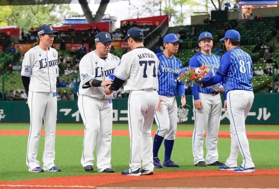 　ＷＢＣ優勝記念セレモニーで花束を受け取る（左から）源田、山川、今永、牧