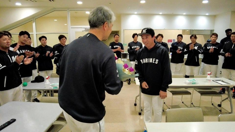 　吉井監督に花束を渡す益田選手会長