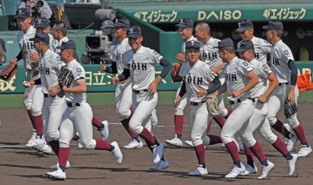 　勝利し、スタンドに駆け出す大阪桐蔭ナイン（撮影・北村雅宏）