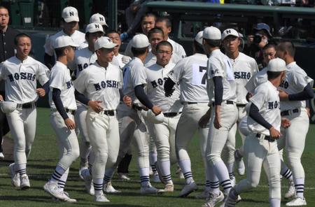 　大阪桐蔭に完封負けを喫し、スタンドの応援団のもとにあいさつへ向かう能代松陽ナイン（撮影・北村雅宏）