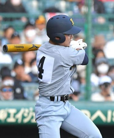 　４回、適時打を放つ仙台育英・湯浅（撮影・北村雅宏）
