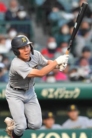 　８回、２点適時打を放つ仙台育英・浜田（撮影・北村雅宏）