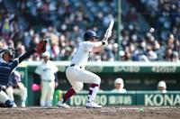 　７回、スクイズを決める大阪桐蔭・村本勇海（撮影・開出牧）