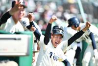 　７回、スクイズで先制しベンチでガッツポーズを決める大阪桐蔭ナイン（撮影・開出牧）