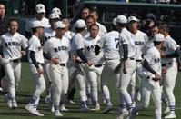 　大阪桐蔭に完封負けを喫し、スタンドの応援団のもとにあいさつへ向かう能代松陽ナイン（撮影・北村雅宏）