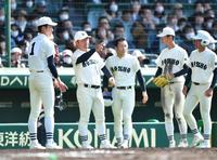 　７回の攻撃前にナインを激励する能代松陽・工藤明監督（中央）＝撮影・開出牧