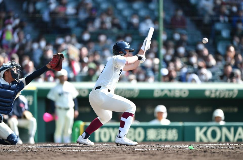 　７回、スクイズを決める大阪桐蔭・村本勇海（撮影・開出牧）