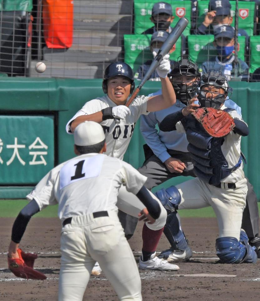 　７回、先制となるスクイズバントを決める大阪桐蔭・村本勇海（撮影・北村雅宏）