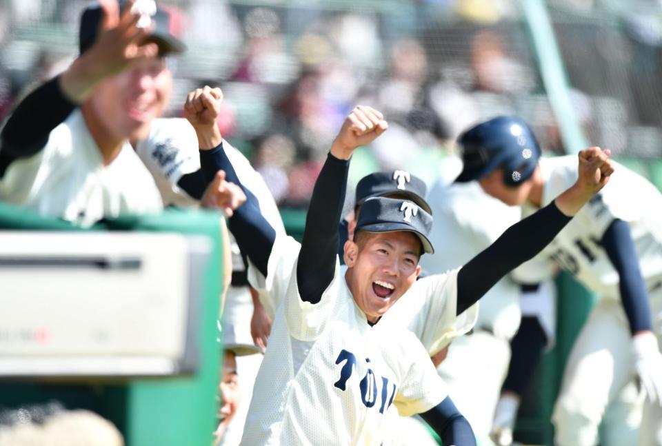 　７回、スクイズで先制しベンチでガッツポーズを決める大阪桐蔭ナイン（撮影・開出牧）