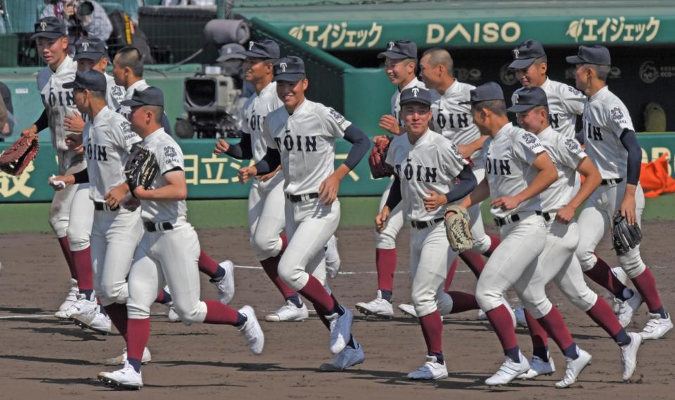 　勝利し、スタンドに駆け出す大阪桐蔭ナイン（撮影・北村雅宏）