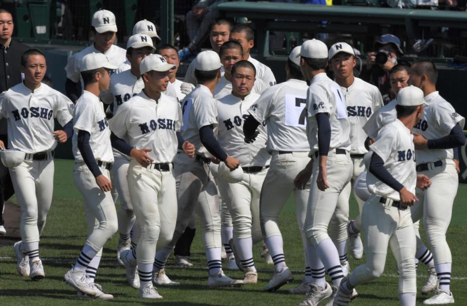　大阪桐蔭に完封負けを喫し、スタンドの応援団のもとにあいさつへ向かう能代松陽ナイン（撮影・北村雅宏）